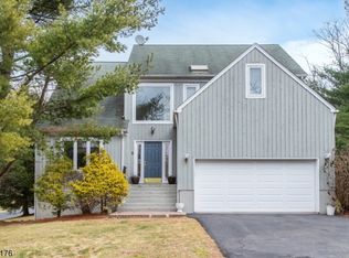 2 Brookview Cir, Randolph, NJ 07869