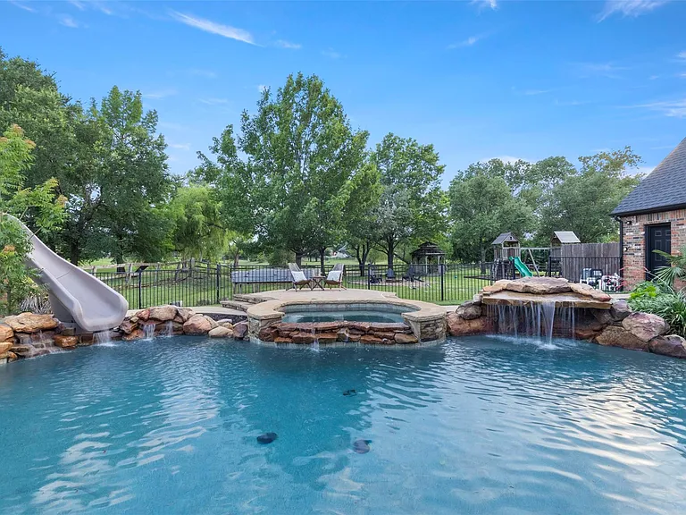 1504 Brook Ln — Photo 35