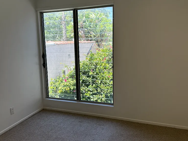 546 N Flores Street — Photo 26