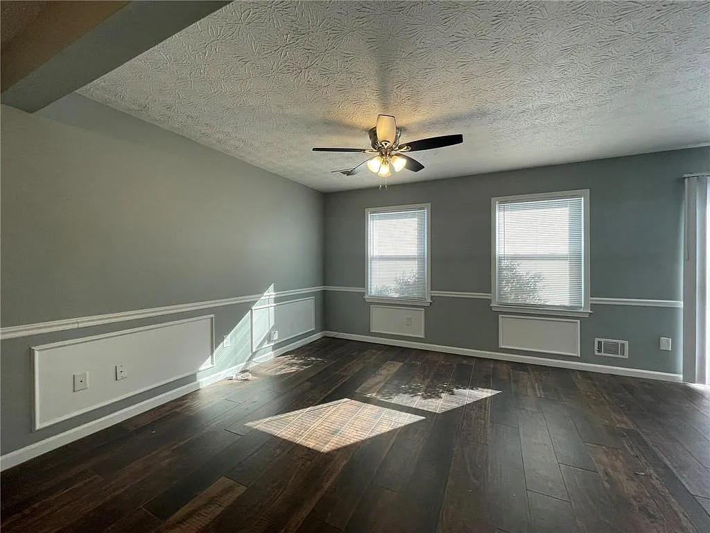 4 bed, 2.0 bath, 1968 sqft, $2,200 — Photo 2