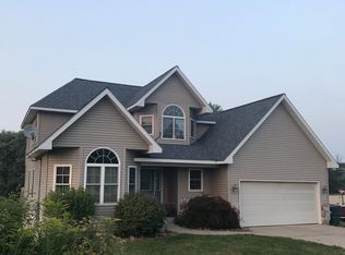 890 Orchard Hill Dr, Casnovia, MI 49318