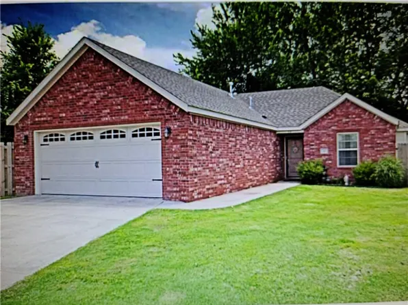 33 Madrid St, Fayetteville, AR 72703