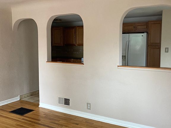 4th image of 49 W Maple Ave