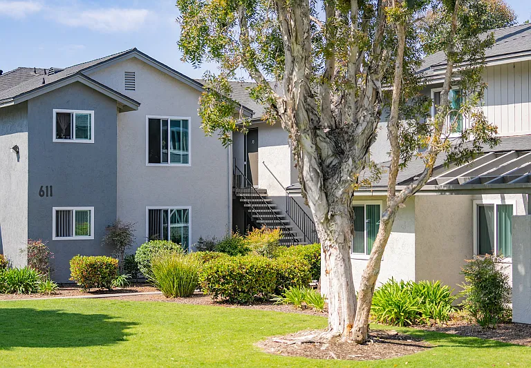 631 Blackshaw Ln — Photo 6