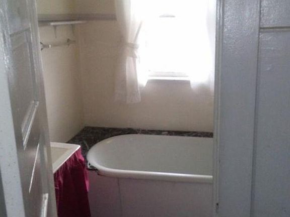 5th image of 11416 Woodstock Ave #1