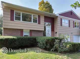 8 E Ridge Ln, Mount Kisco, NY 10549