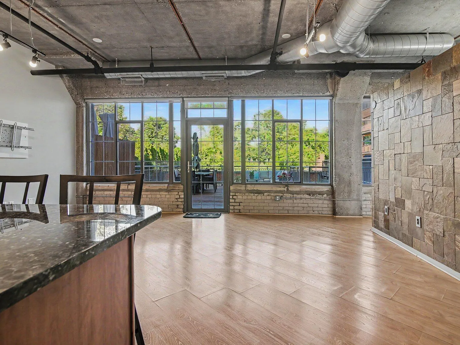 1 bed, 1.5 bath, 906 sqft, $3,000 — Photo 3
