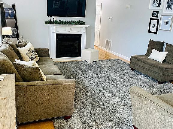 2nd image of 809 Roseland Ave