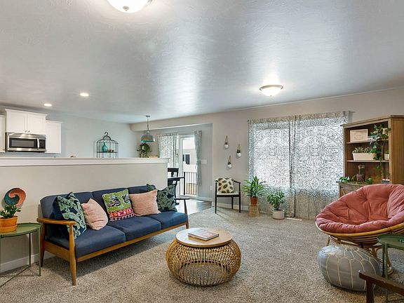 3rd image of 79 E Ashgrove Ln