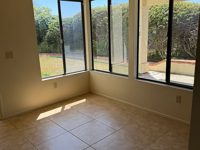 Breakfast nook off kitche