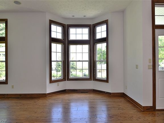 5th image of 16 Orchard Cir