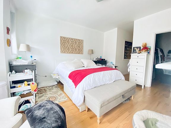 3rd image of 500 11th St APT 2R