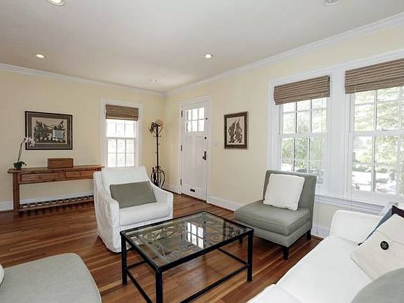 Entry/Living Room