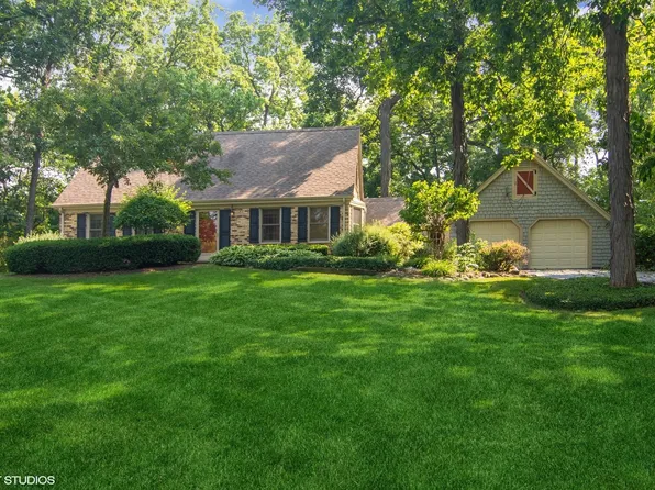 8 Hickory Rd, Hawthorn Woods, IL 60047