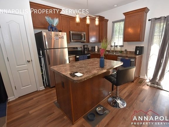 2nd image of 807 Croggan Cres