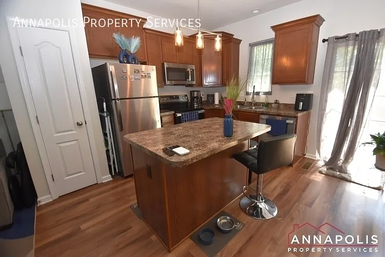 807 Croggan Cres — Photo 2