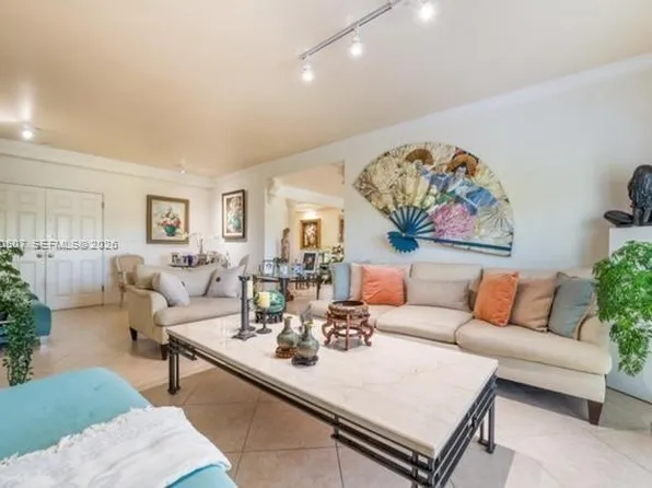 1400 Salzedo St APT 305, Coral Gables, FL 33134