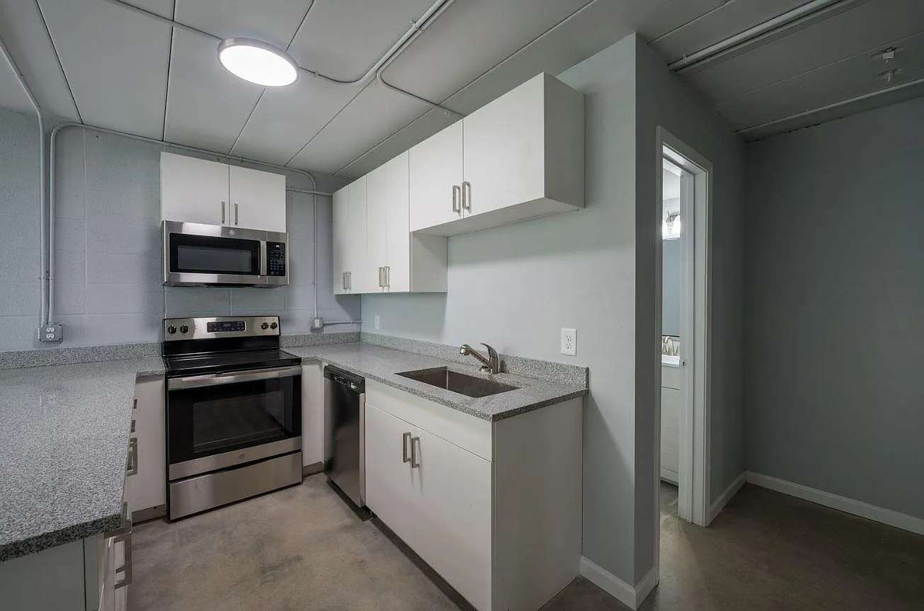 Calhoun Lofts & Thunderbird Flats — Photo 2