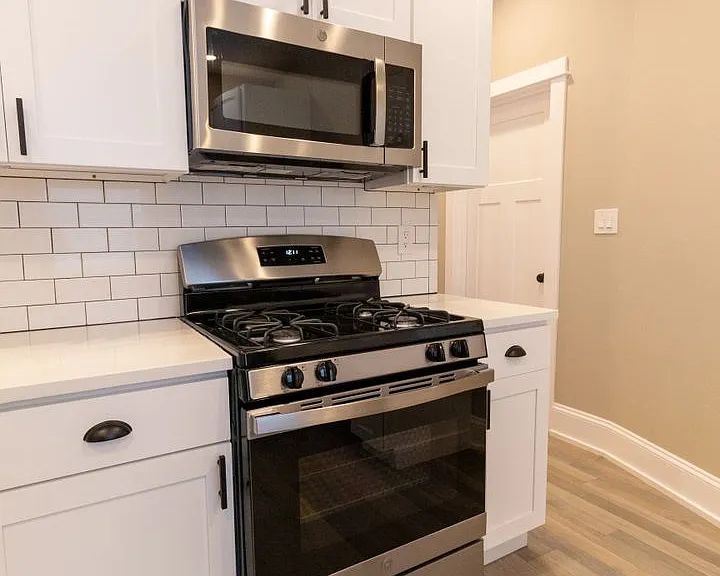 Pf-Arg, 2850 W Barry Series — Photo 6