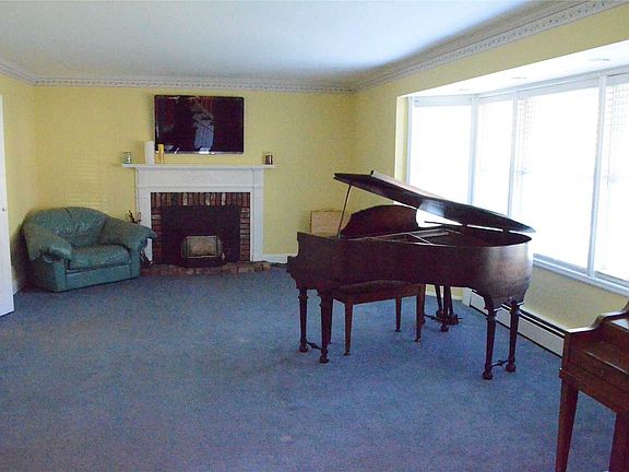 3rd image of 2 Wyngate Ln