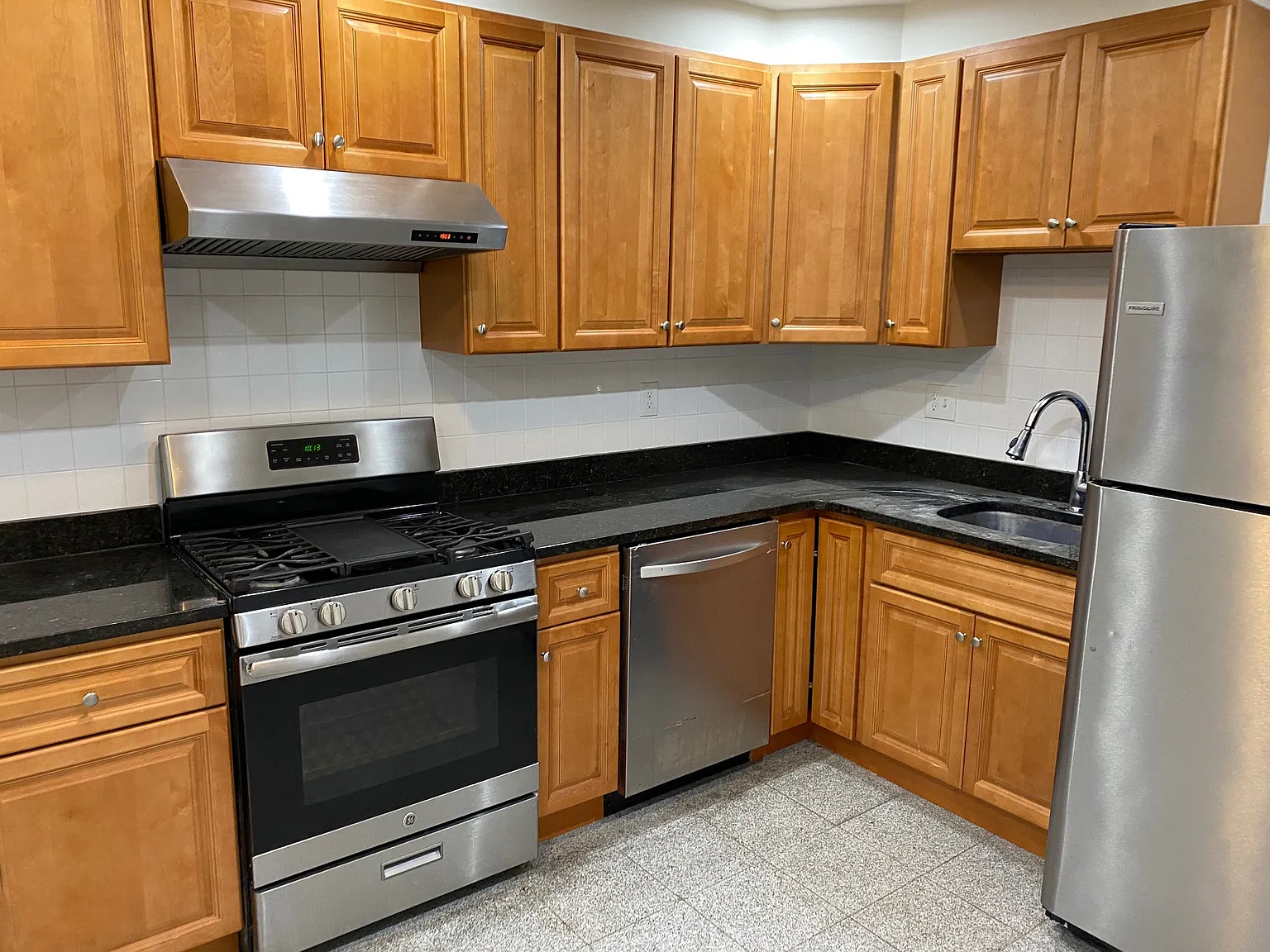 3 bed, 1100 sqft, $5,100 — Photo 3