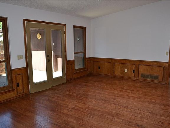 4th image of 819 Green Brook Dr