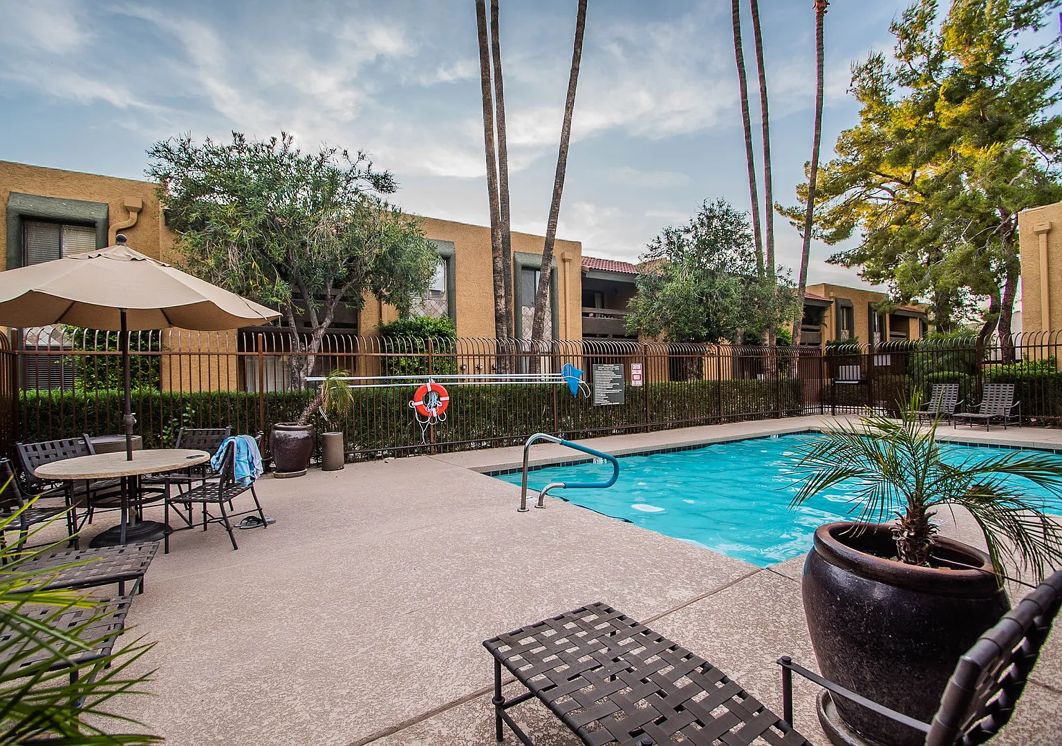 Second Floor Old Town Scottsdale Condo — Photo 1