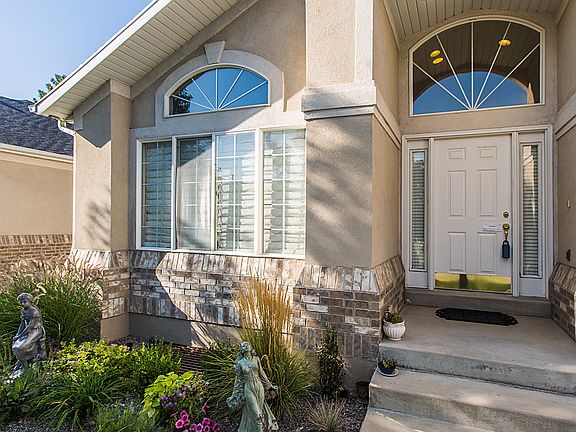 3rd image of 931 E Lori Leigh Ln