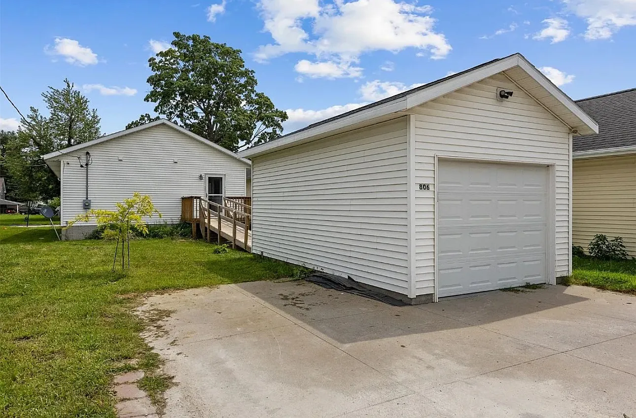 4 bed, 1416 sqft, $1,950 — Photo 4