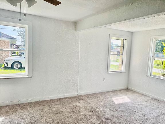 4th image of 406 E Houston Ave