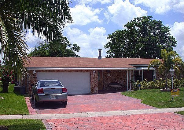 Waterfront 4/3 w/Pool in Sunrise! Only $390K!