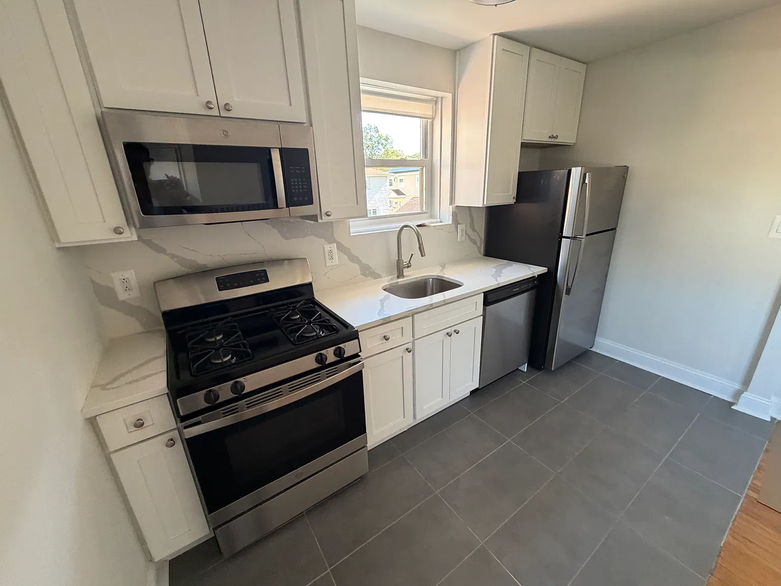 2 bed, 975 sqft, $2,649 — Photo 1