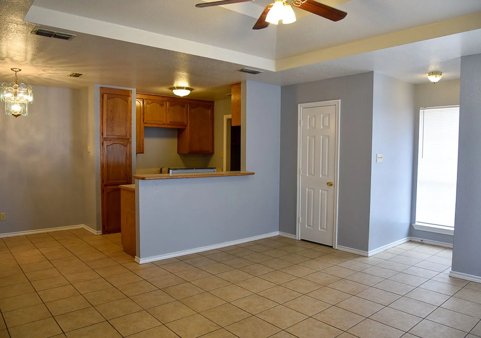 Spacious 4 Bedroom 2 Bath duplex Decatur TX — Photo 3