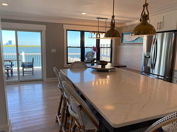5th image of 726 W Shore Dr