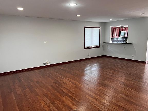 4th image of 901 W Essex Pl
