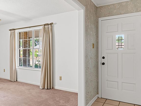 3rd image of 1806 Chestnut Ln