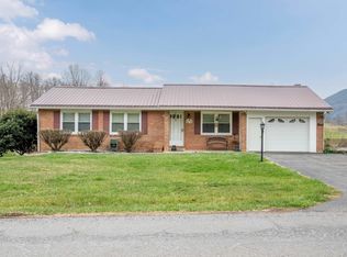 2516 Pinewood Dr, Draper, VA 24324