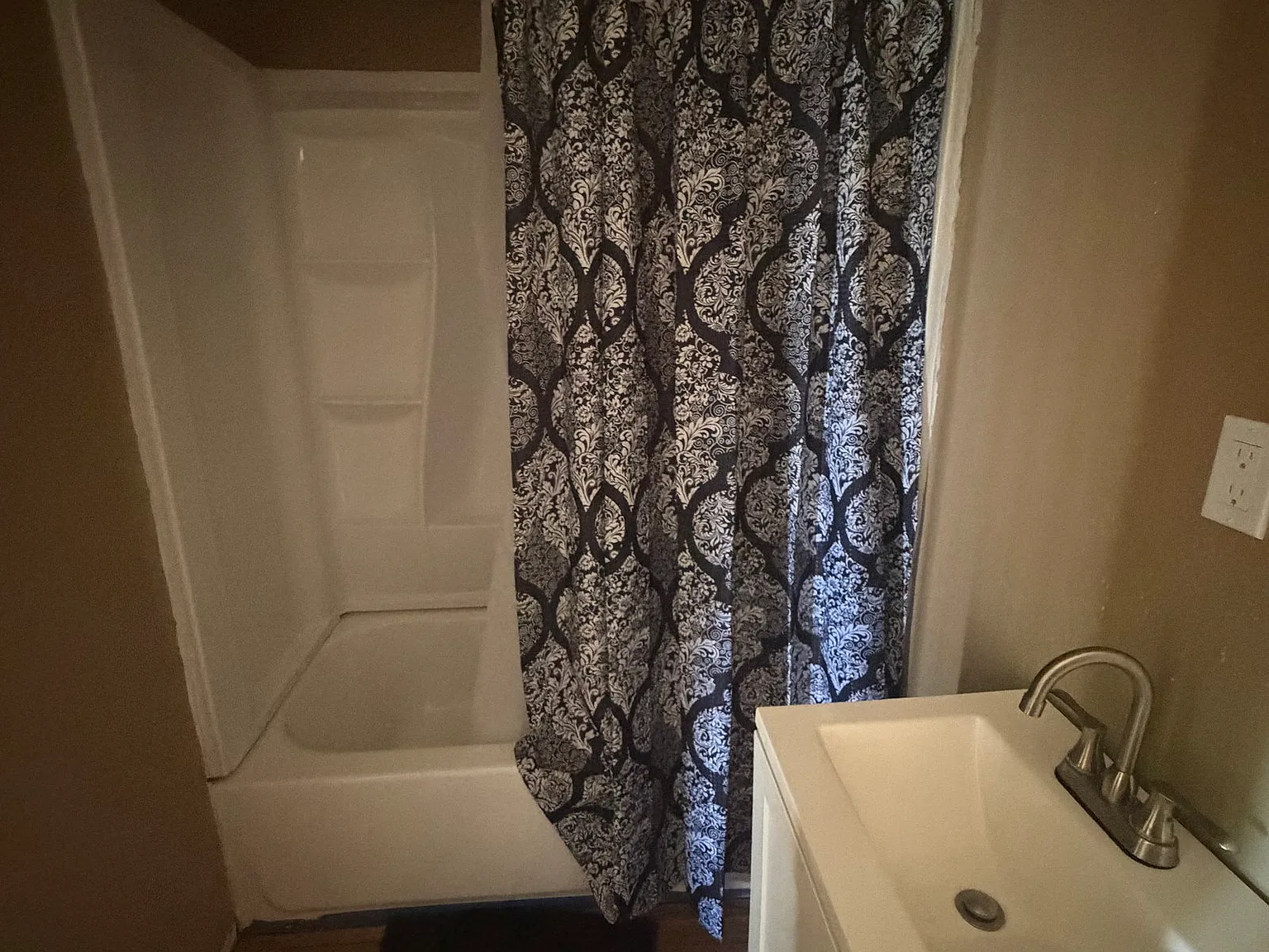 1 bed, 1.0 bath, $1,300 — Photo 4