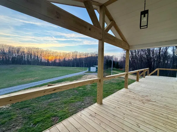190 Mango Dr, Fenwick, WV 26202
