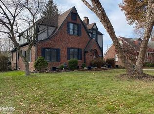 915 Hampton Rd, Grosse Pointe Woods, MI 48236