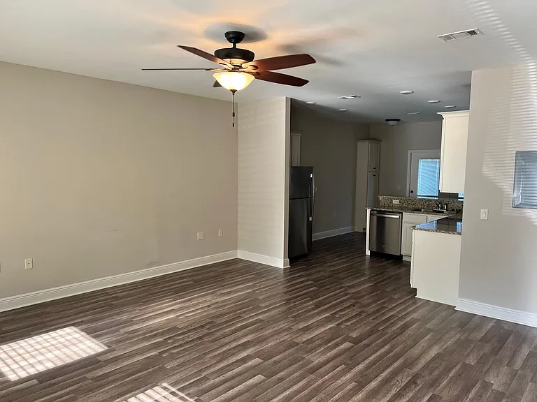 819 Roy St — Photo 2