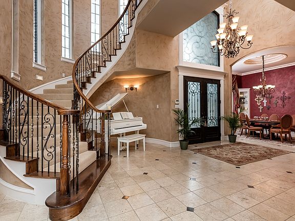 3rd image of 8929 Waterchase Cir