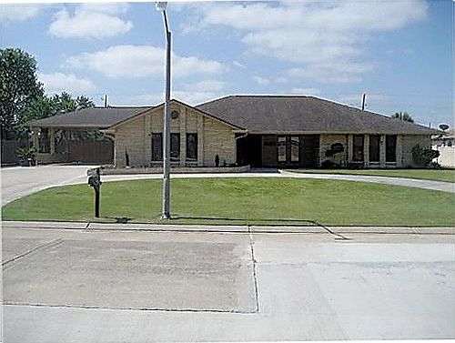 1st image of 2704 Cedarlawn Dr