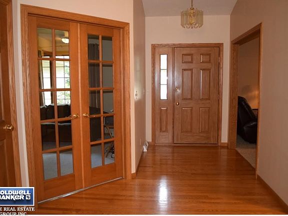 Large foyer w/hardwood flr!