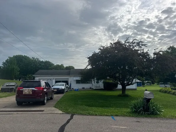 2954 Newton Dr, Zanesville, OH 43701