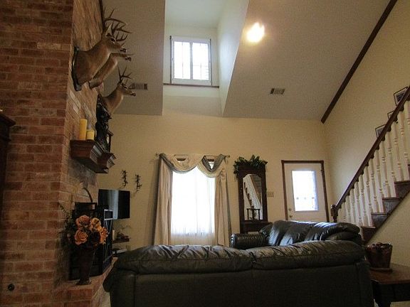 3rd image of 7 S Lake Dr