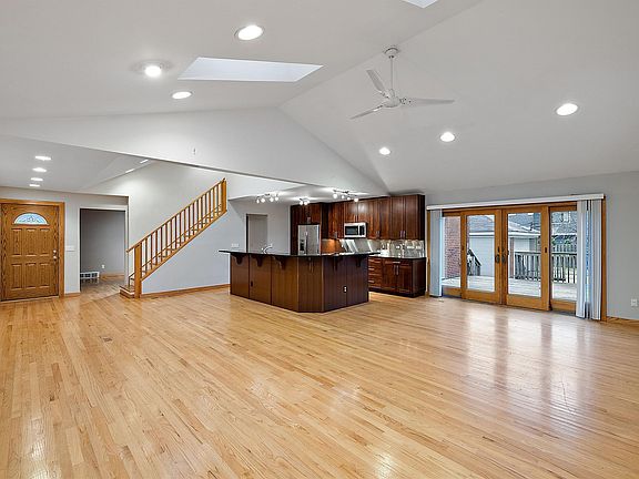 3rd image of 810 Chestnut St
