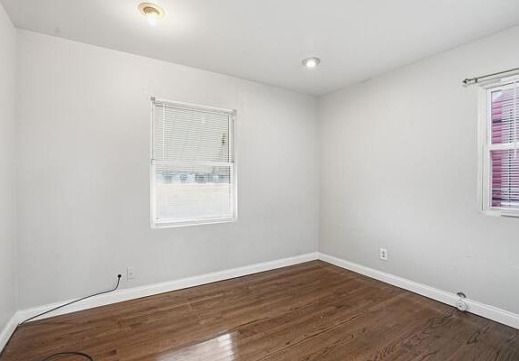 5th image of 263 Taft St