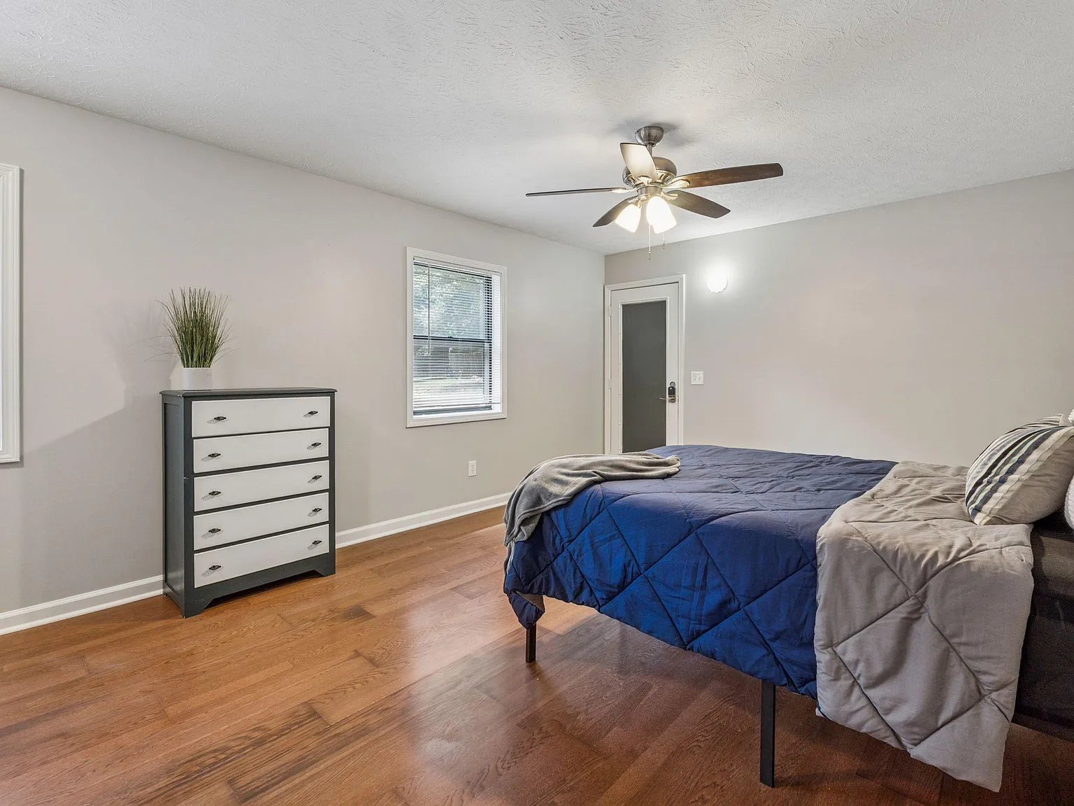 4 bed, 3.0 bath, 2600 sqft, $836 — Photo 2