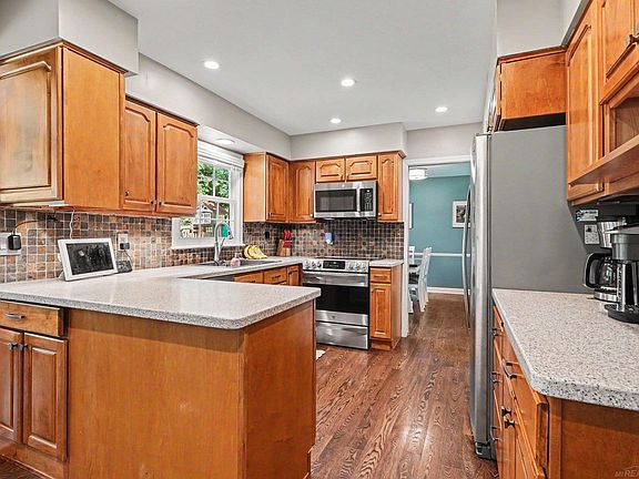 5th image of 3229 Delevan Dr